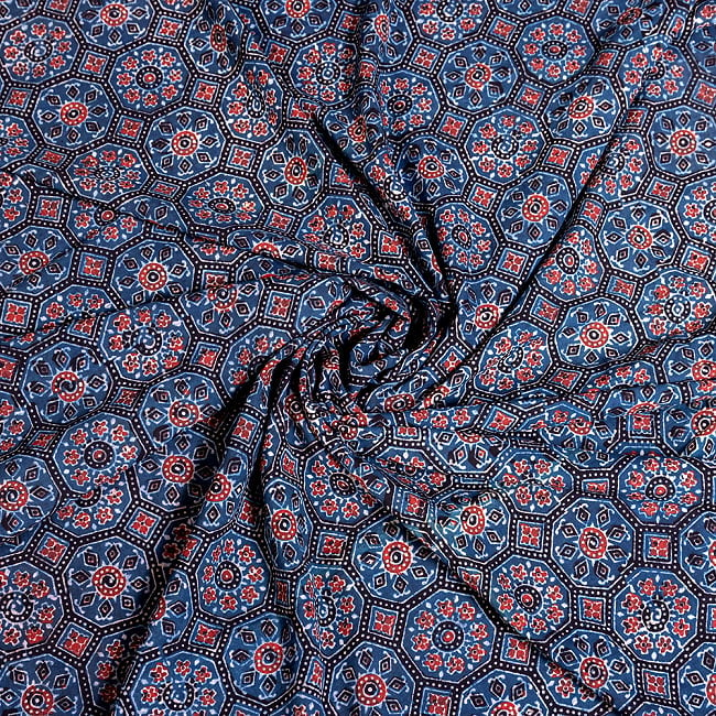 〔約3.8m 長尺布】伝統息づくインドから　昔ながらの木版藍染めアジュラックデザインの伝統模様布〔横幅：約110cm〕 4 - インドならではの生地です