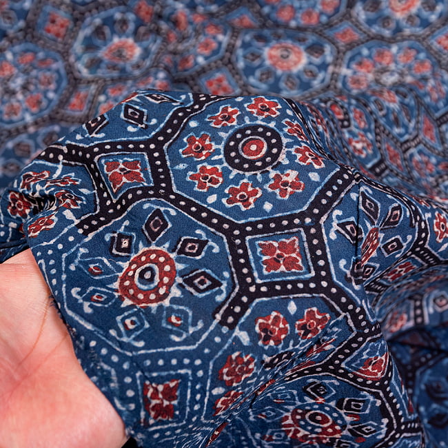 〔約3.8m 長尺布】伝統息づくインドから　昔ながらの木版藍染めアジュラックデザインの伝統模様布〔横幅：約110cm〕 6 - 生地の拡大写真です