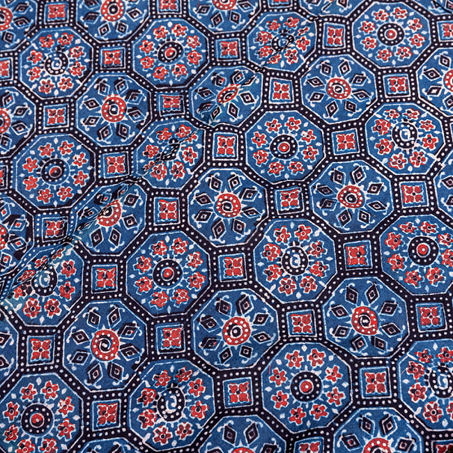 〔約3.8m 長尺布】伝統息づくインドから　昔ながらの木版藍染めアジュラックデザインの伝統模様布〔横幅：約110cm〕 1