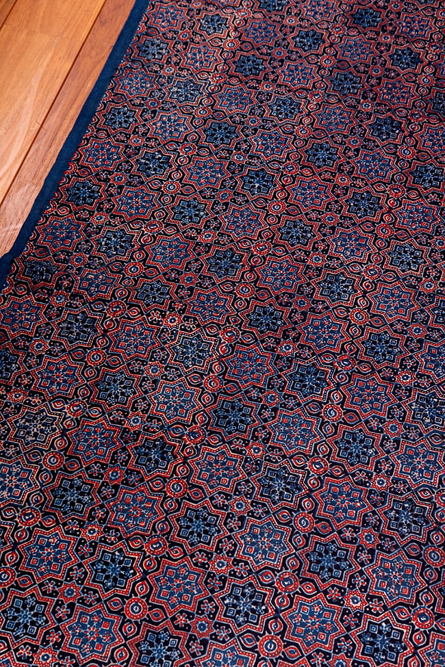 〔約3.8m 長尺布】伝統息づくインドから　昔ながらの木版藍染めアジュラックデザインの伝統模様布〔横幅：約110cm〕 2 - とても素敵な雰囲気です