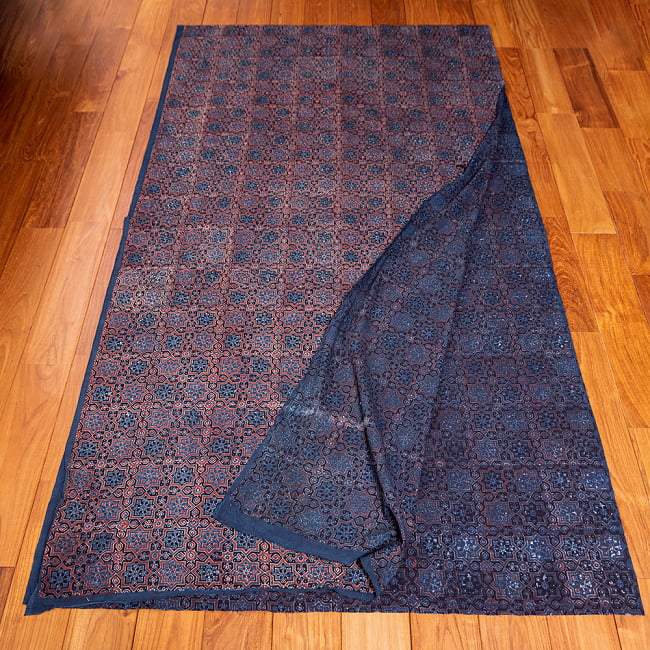 〔約3.8m 長尺布】伝統息づくインドから　昔ながらの木版藍染めアジュラックデザインの伝統模様布〔横幅：約110cm〕 3 - お得な長尺布です。横幅もしっかりある上、長さが長いのでさまざまな用途にご使用いただけます。