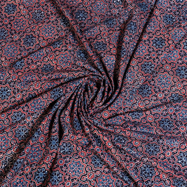 〔約3.8m 長尺布】伝統息づくインドから　昔ながらの木版藍染めアジュラックデザインの伝統模様布〔横幅：約110cm〕 4 - インドならではの生地です