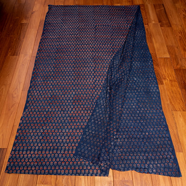 〔約3.8m 長尺布】伝統息づくインドから　昔ながらの木版インディゴ藍染布〔横幅：約111cm〕 3 - お得な長尺布です。横幅もしっかりある上、長さが長いのでさまざまな用途にご使用いただけます。