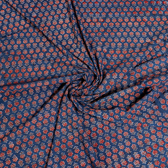 〔約3.8m 長尺布】伝統息づくインドから　昔ながらの木版インディゴ藍染布〔横幅：約111cm〕 4 - インドならではの生地です
