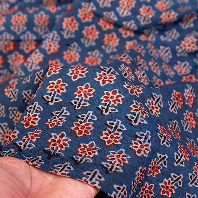 〔約3.8m 長尺布】伝統息づくインドから　昔ながらの木版インディゴ藍染布〔横幅：約111cm〕 6 - 生地の拡大写真です