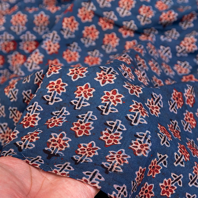 〔約3.8m 長尺布】伝統息づくインドから 昔ながらの木版インディゴ藍染布〔横幅:約111cm〕 6 - 生地の拡大写真です