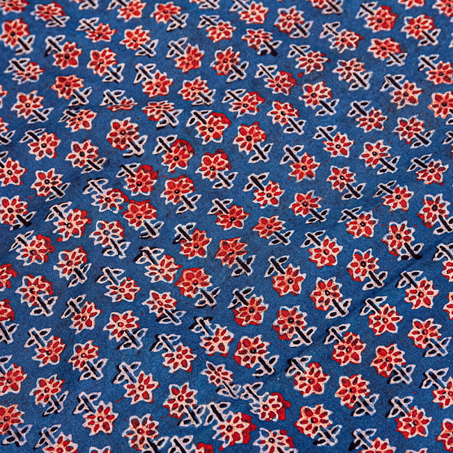 〔約3.8m 長尺布】伝統息づくインドから　昔ながらの木版インディゴ藍染布〔横幅：約111cm〕の写真1枚目です。木版で丁寧にプリント。インドらしい味わいのある布地です。藍染め,インディゴ,ウッドブロック,木版染め,ボタニカル,唐草模様,切り売り,量り売り布,アジア布 手芸