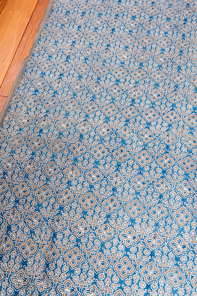 〔約3.8m 長尺布】伝統息づくインドから　昔ながらの木版染めアジュラックデザインの伝統模様布〔横幅：約111cm〕 2 - とても素敵な雰囲気です