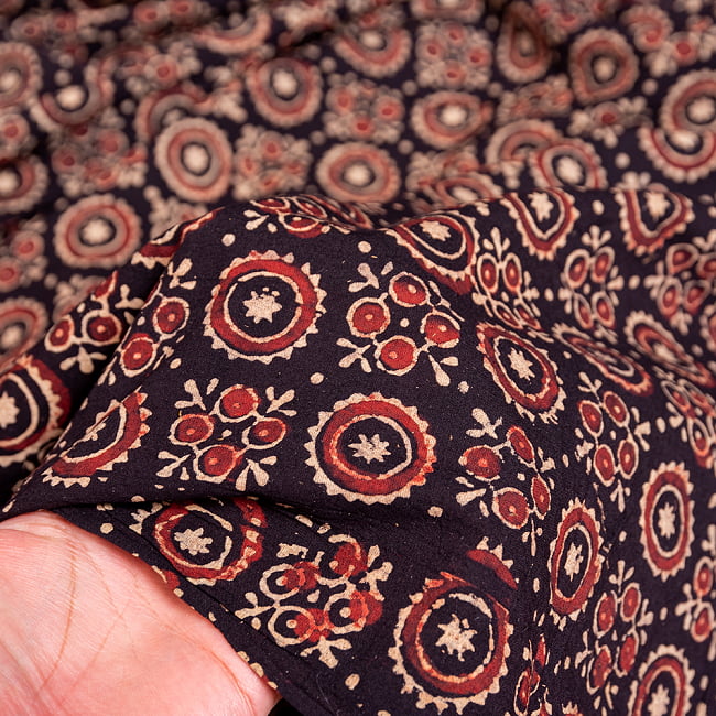 〔約5m 長尺布】伝統息づくインドから　昔ながらの木版染めアジュラックデザインの伝統模様布〔横幅：約109cm〕 6 - 生地の拡大写真です