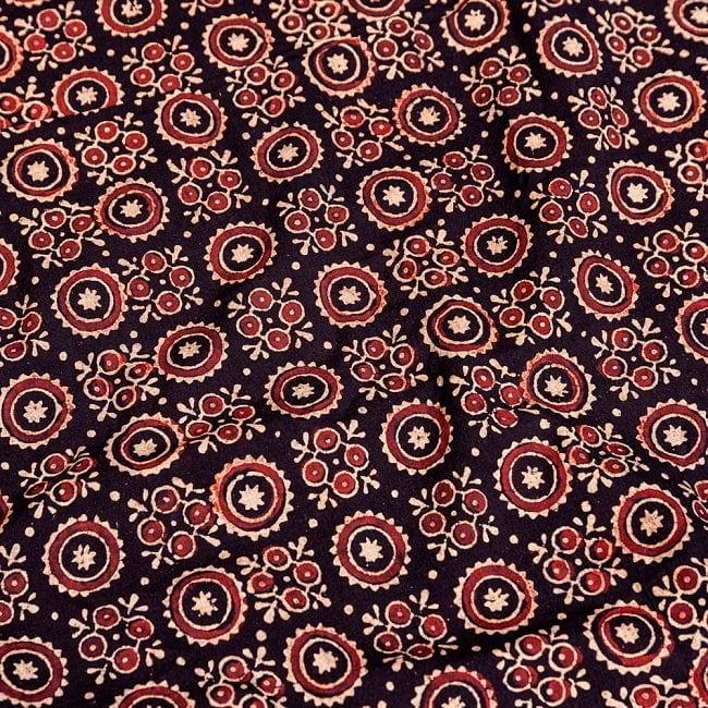 〔約3.8m 長尺布】伝統息づくインドから　昔ながらの木版染めアジュラックデザインの伝統模様布〔横幅：約109cm〕の写真