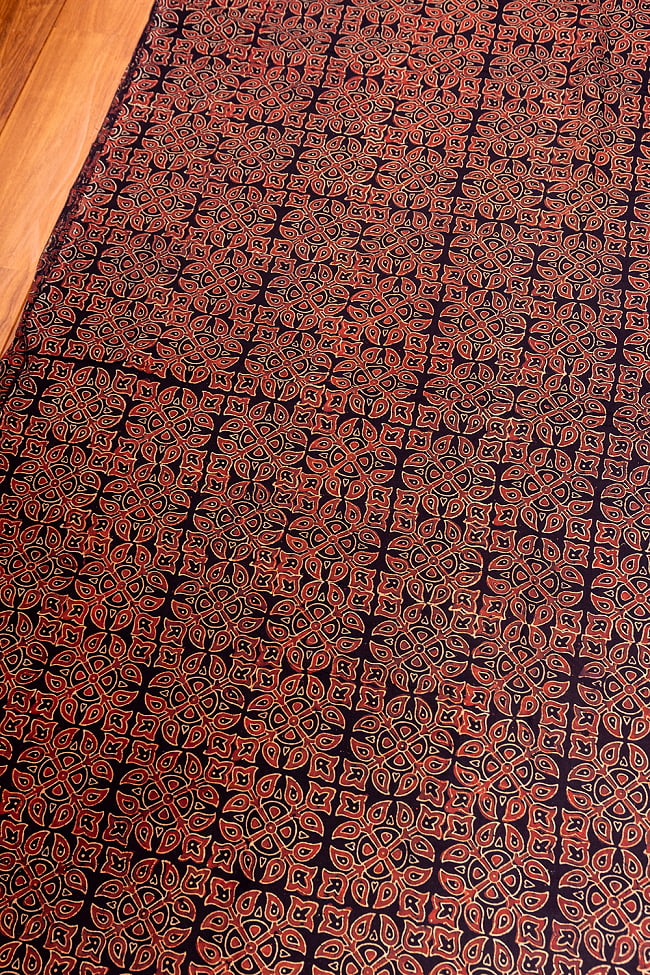 〔約5m 長尺布】伝統息づくインドから　昔ながらの木版染めアジュラックデザインの伝統模様布〔横幅：約112cm〕 2 - とても素敵な雰囲気です