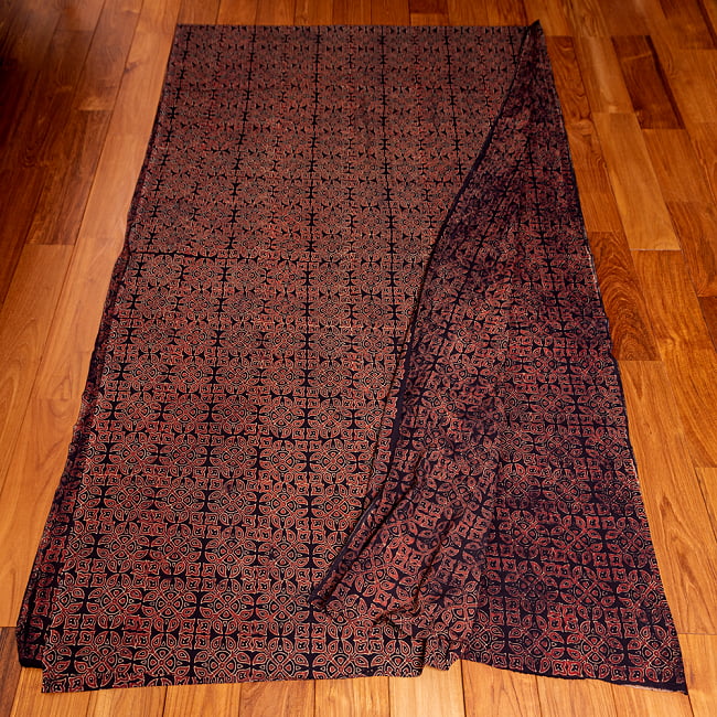 〔約5m 長尺布】伝統息づくインドから　昔ながらの木版染めアジュラックデザインの伝統模様布〔横幅：約112cm〕 3 - お得な長尺布です。横幅もしっかりある上、長さが長いのでさまざまな用途にご使用いただけます。