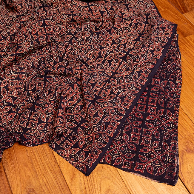 〔約5m 長尺布】伝統息づくインドから　昔ながらの木版染めアジュラックデザインの伝統模様布〔横幅：約112cm〕 5 - 拡大写真です。雰囲気ある、このムラはハンドメイドにしか出せません。