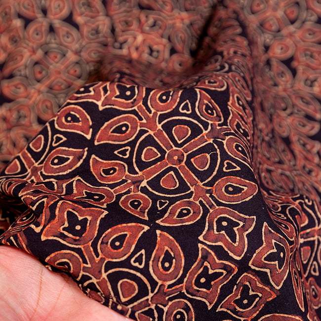 〔約5m 長尺布】伝統息づくインドから　昔ながらの木版染めアジュラックデザインの伝統模様布〔横幅：約112cm〕 6 - 生地の拡大写真です