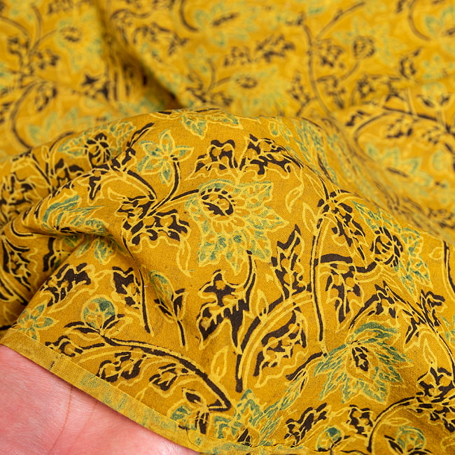 〔約3.8m 長尺布】伝統息づくインドから　昔ながらの木版染め更紗デザインの伝統模様布〔横幅：約110cm〕 6 - 生地の拡大写真です