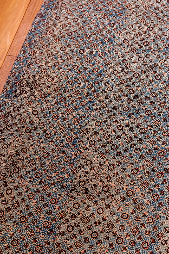 〔約3.8m 長尺布】伝統息づくインドから　昔ながらの木版染めアジュラックデザインの伝統模様布〔横幅：約109cm〕 2 - とても素敵な雰囲気です