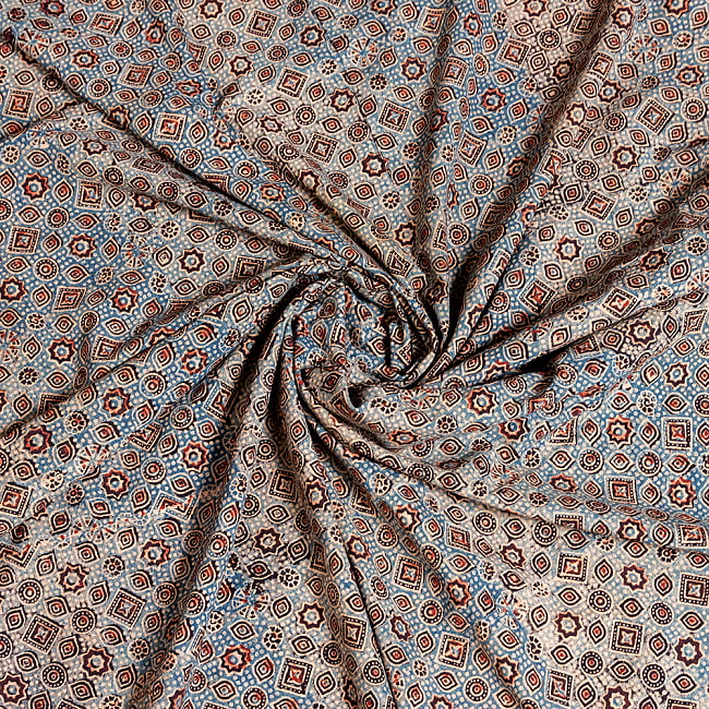 〔約3.8m 長尺布】伝統息づくインドから　昔ながらの木版染めアジュラックデザインの伝統模様布〔横幅：約109cm〕 4 - インドならではの生地です