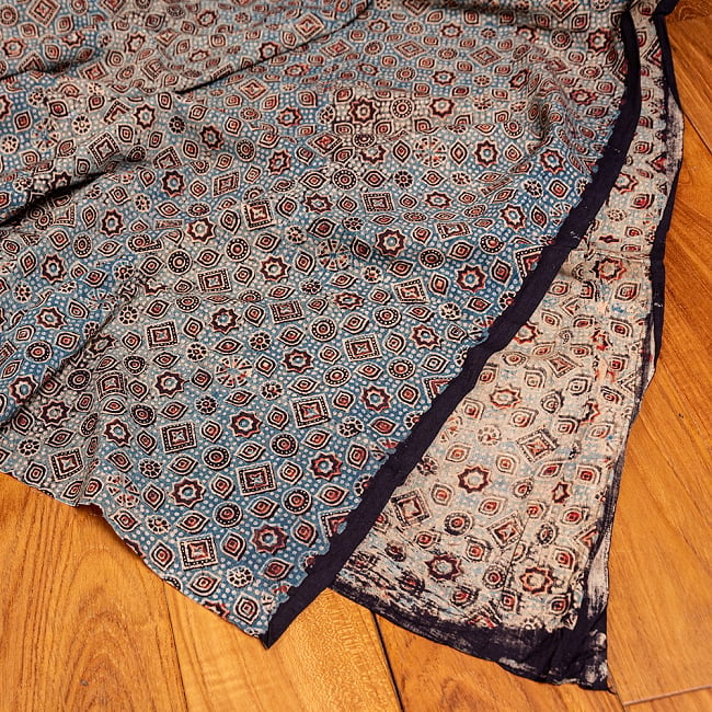 〔約3.8m 長尺布】伝統息づくインドから　昔ながらの木版染めアジュラックデザインの伝統模様布〔横幅：約109cm〕 5 - 拡大写真です。雰囲気ある、このムラはハンドメイドにしか出せません。