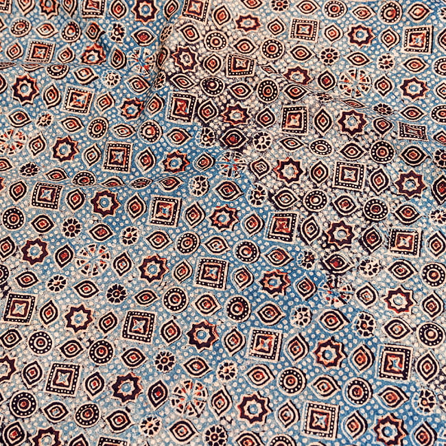 〔約3.8m 長尺布】伝統息づくインドから　昔ながらの木版染めアジュラックデザインの伝統模様布〔横幅：約109cm〕の写真1枚目です。木版で丁寧にプリント。インドらしい味わいのある布地です。ウッドブロック,Ajrak,木版染め,ボタニカル,唐草模様,手芸,生地,切り売り,アジア布 手芸