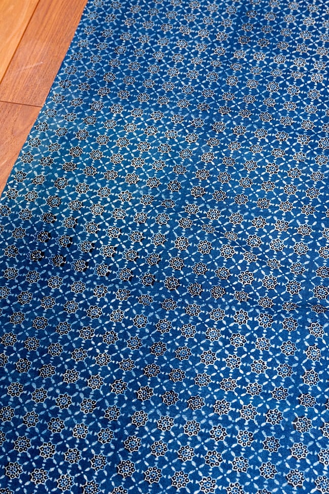 〔約3.8m 長尺布】伝統息づくインドから　昔ながらの木版藍染めアジュラックデザインの伝統模様布〔横幅：約111cm〕 2 - とても素敵な雰囲気です