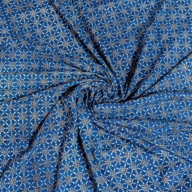 〔約3.8m 長尺布】伝統息づくインドから　昔ながらの木版藍染めアジュラックデザインの伝統模様布〔横幅：約111cm〕 4 - インドならではの生地です