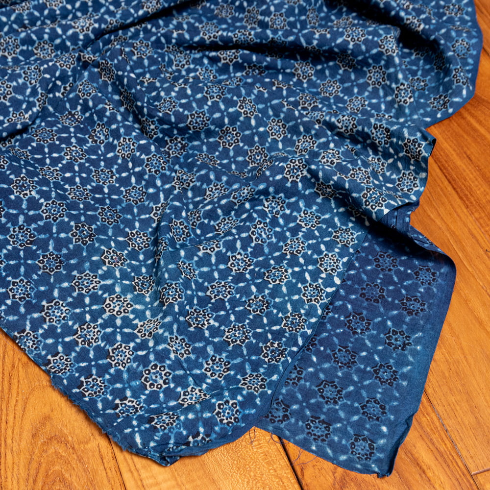 〔約3.8m 長尺布】伝統息づくインドから　昔ながらの木版藍染めアジュラックデザインの伝統模様布〔横幅：約111cm〕