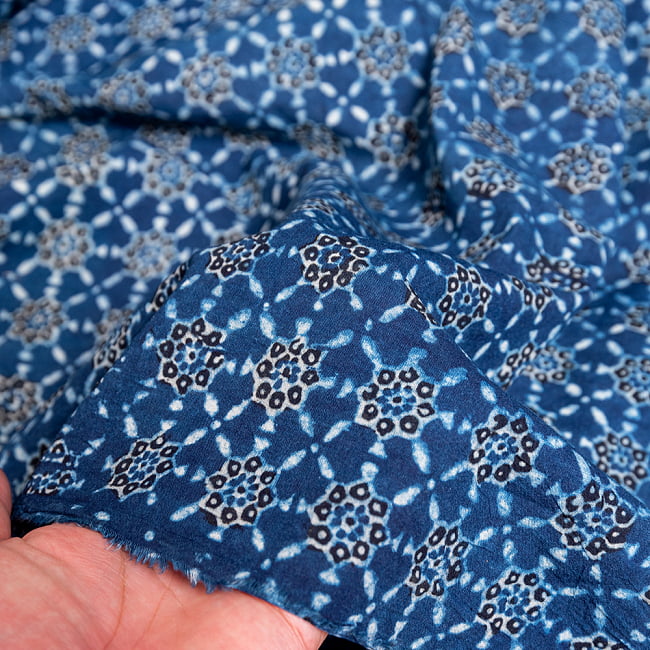 〔約3.8m 長尺布】伝統息づくインドから　昔ながらの木版藍染めアジュラックデザインの伝統模様布〔横幅：約111cm〕 6 - 生地の拡大写真です