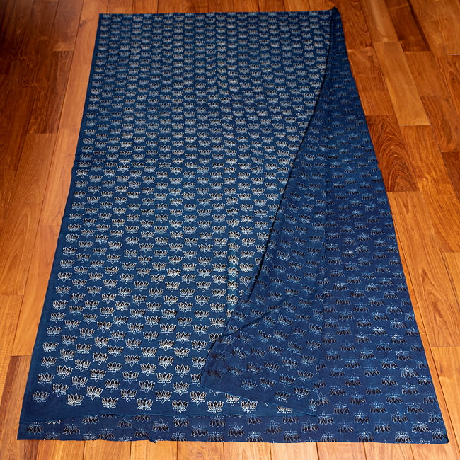 〔約3.8m 長尺布】伝統息づくインドから　昔ながらの木版インディゴ藍染布　ロータス〔横幅：約113cm〕 3 - お得な長尺布です。横幅もしっかりある上、長さが長いのでさまざまな用途にご使用いただけます。