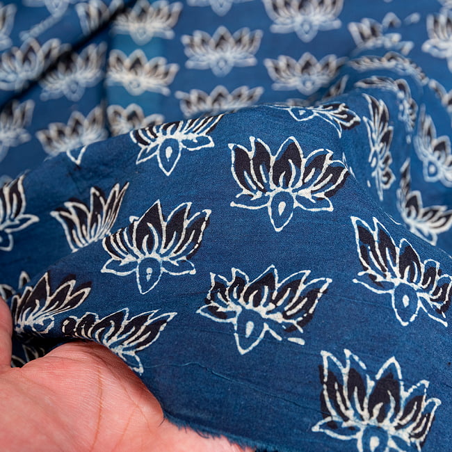 〔約3.8m 長尺布】伝統息づくインドから　昔ながらの木版インディゴ藍染布　ロータス〔横幅：約113cm〕
