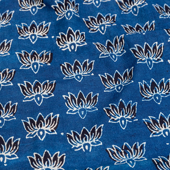 〔約3.8m 長尺布】伝統息づくインドから　昔ながらの木版インディゴ藍染布　ロータス〔横幅：約113cm〕 1