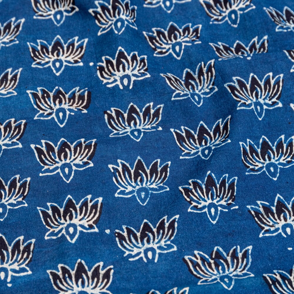 約3.8m 長尺布】伝統息づくインドから 昔ながらの木版インディゴ藍染布 ロータス〔横幅：約113cm〕 の通販[送料無料] 