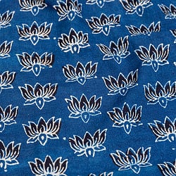 〔約3.8m 長尺布】伝統息づくインドから　昔ながらの木版インディゴ藍染布　ロータス〔横幅：約113cm〕の商品写真