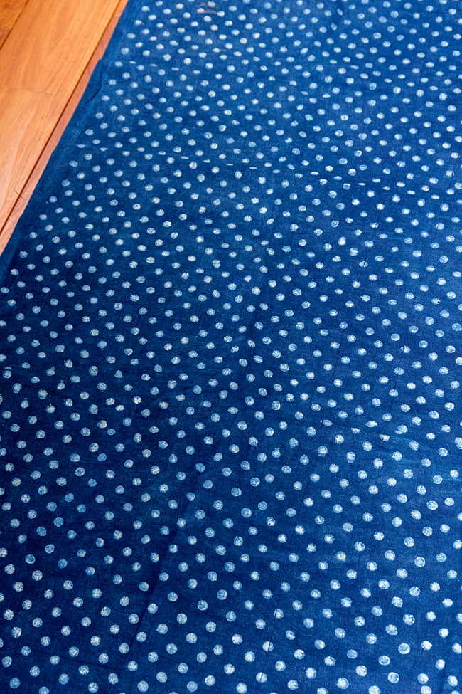 〔約3.8m 長尺布】伝統息づくインドから　昔ながらの木版インディゴ藍染布　ドット〔横幅：約110cm〕 2 - とても素敵な雰囲気です
