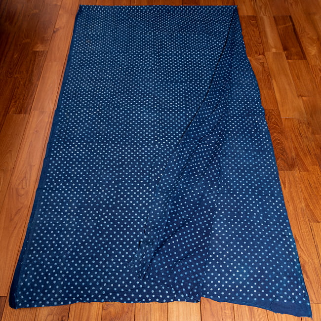 〔約3.8m 長尺布】伝統息づくインドから　昔ながらの木版インディゴ藍染布　ドット〔横幅：約110cm〕 3 - お得な長尺布です。横幅もしっかりある上、長さが長いのでさまざまな用途にご使用いただけます。