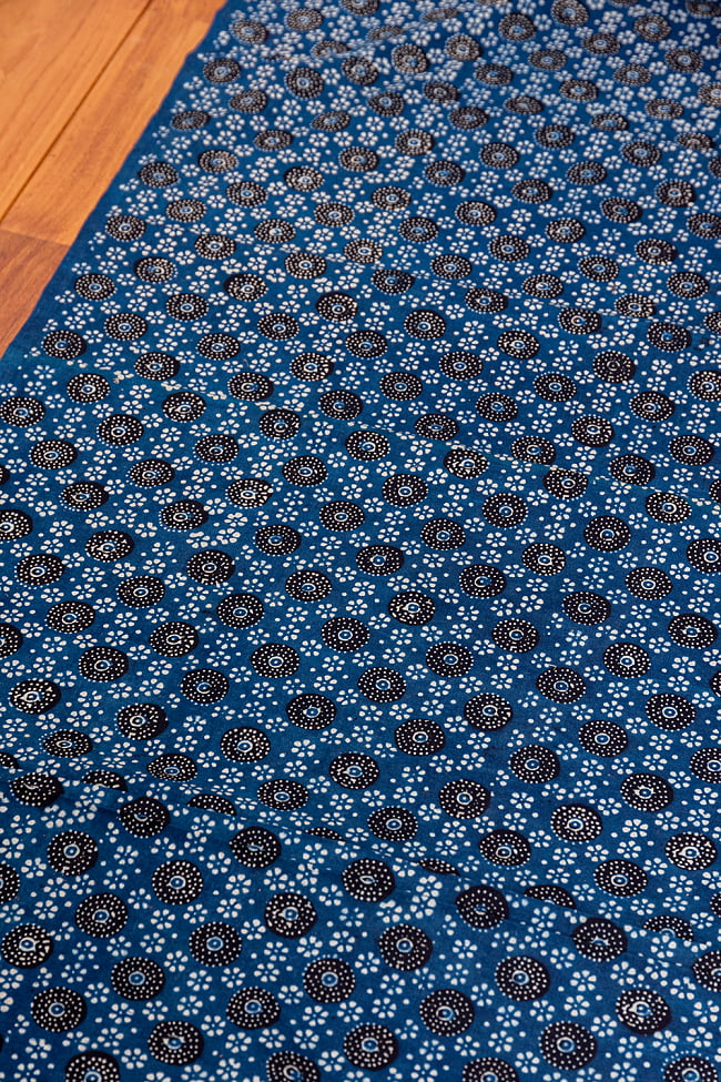 〔約3.8m 長尺布】伝統息づくインドから　昔ながらの木版藍染めアジュラックデザインの伝統模様布〔横幅：約113cm〕 2 - とても素敵な雰囲気です
