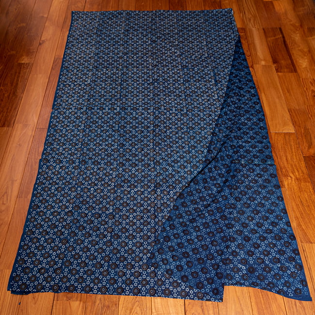 〔約3.8m 長尺布】伝統息づくインドから　昔ながらの木版藍染めアジュラックデザインの伝統模様布〔横幅：約113cm〕 3 - お得な長尺布です。横幅もしっかりある上、長さが長いのでさまざまな用途にご使用いただけます。