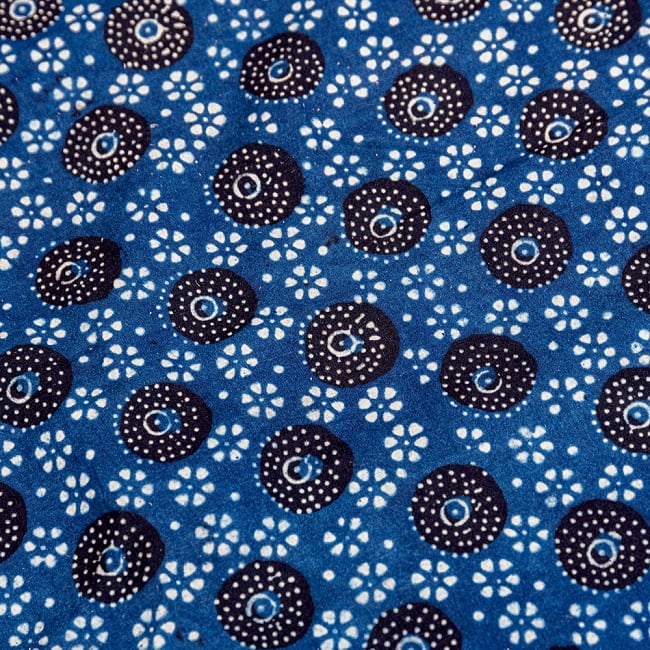 〔約3.8m 長尺布】伝統息づくインドから　昔ながらの木版藍染めアジュラックデザインの伝統模様布〔横幅：約113cm〕の写真