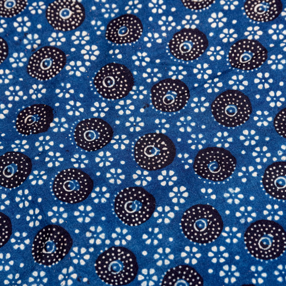 日替わりセール品]〔約3.8m　昔ながらの木版藍染めアジュラックデザインの伝統模様布〔横幅：約113cm〕　長尺布】伝統息づくインドから　の通販