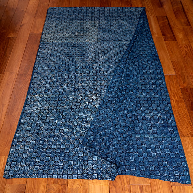 〔約3.8m 長尺布】伝統息づくインドから　昔ながらの木版藍染めアジュラックデザインの伝統模様布〔横幅：約110cm〕 3 - お得な長尺布です。横幅もしっかりある上、長さが長いのでさまざまな用途にご使用いただけます。