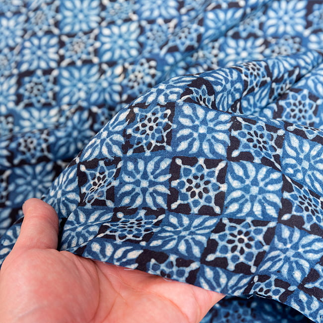 〔約3.8m 長尺布】伝統息づくインドから　昔ながらの木版藍染めアジュラックデザインの伝統模様布〔横幅：約110cm〕 6 - 生地の拡大写真です