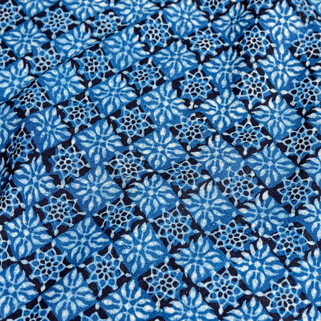 〔約3.8m 長尺布】伝統息づくインドから　昔ながらの木版藍染めアジュラックデザインの伝統模様布〔横幅：約110cm〕 1