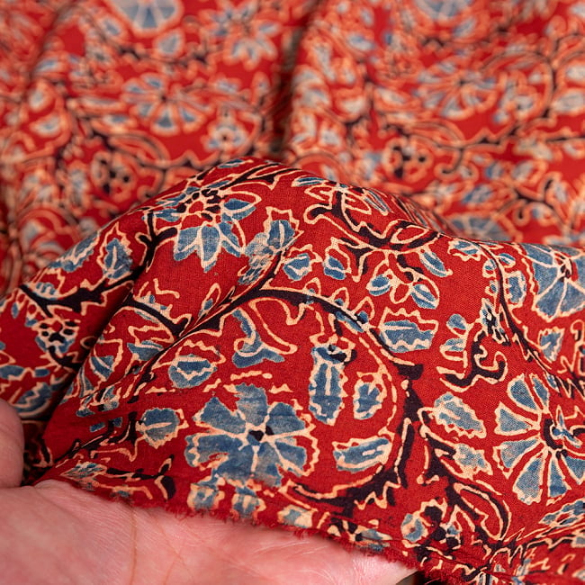 〔約3.8m 長尺布】伝統息づくインドから　昔ながらの木版染め更紗デザインの伝統模様布〔横幅：約110cm〕 6 - 生地の拡大写真です