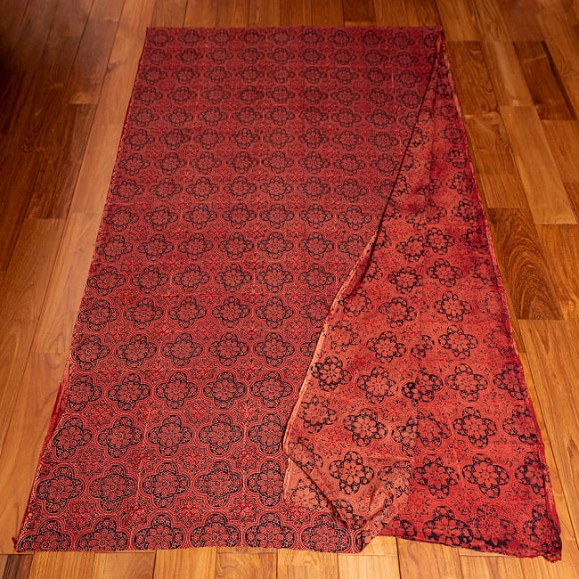 〔約3.8m 長尺布】伝統息づくインドから　昔ながらの木版染めアジュラックデザインの伝統模様布〔横幅：約111cm〕 3 - お得な長尺布です。横幅もしっかりある上、長さが長いのでさまざまな用途にご使用いただけます。