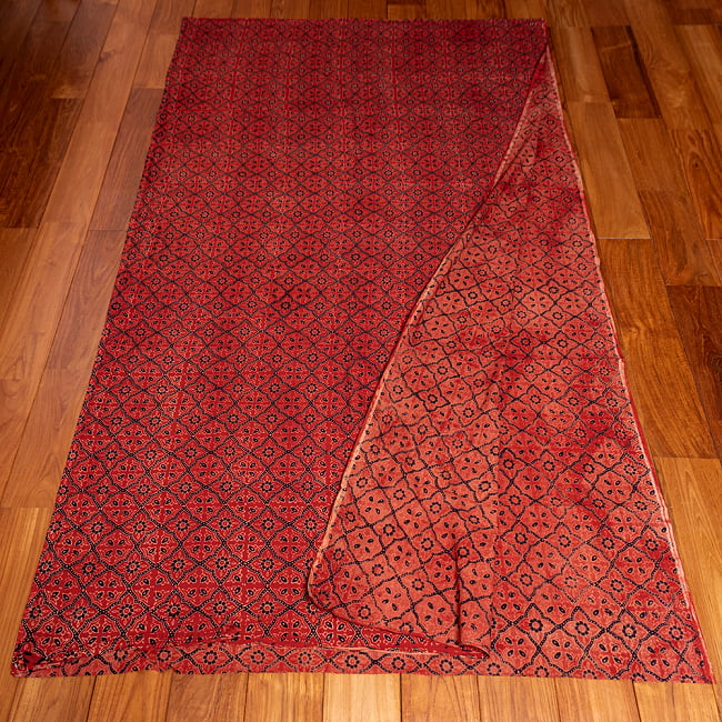 〔約3.8m 長尺布】伝統息づくインドから　昔ながらの木版染めアジュラックデザインの伝統模様布〔横幅：約110cm〕 3 - お得な長尺布です。横幅もしっかりある上、長さが長いのでさまざまな用途にご使用いただけます。