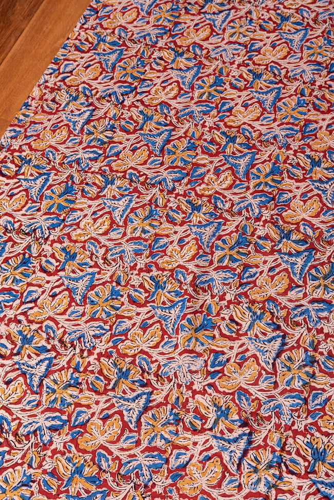 〔1m単位切り売り〕伝統息づく南インドから　昔ながらの木版染め更紗模様布 - 赤系〔横幅:約120cm〕 2 - とても素敵な雰囲気です