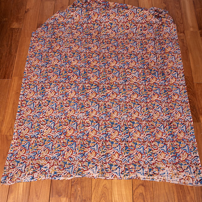 〔1m切り売り〕伝統息づく南インドから　昔ながらの木版染め更紗模様布 - 赤系〔横幅:約120cm〕 3 - 全体を広げてみたところです。1mの長さごとにご購入いただけます。