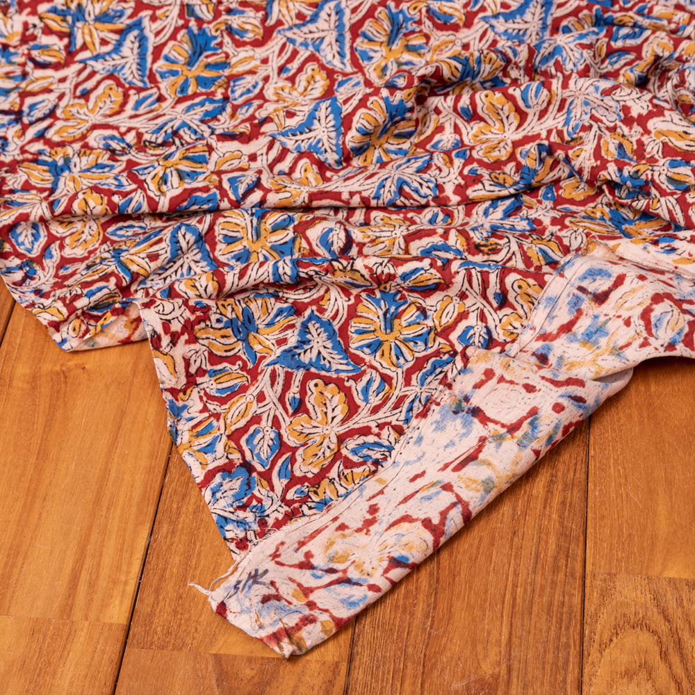 〔1m単位切り売り〕伝統息づく南インドから　昔ながらの木版染め更紗模様布 - 赤系〔横幅:約120cm〕2枚目の説明写真です