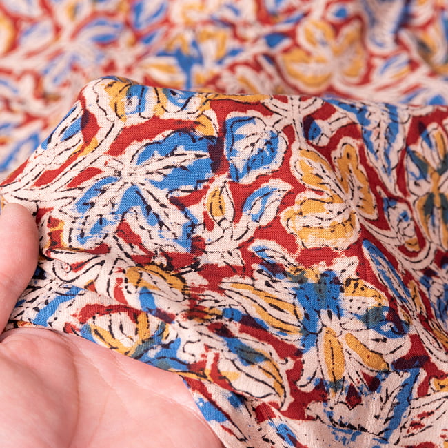 〔1m切り売り〕伝統息づく南インドから　昔ながらの木版染め更紗模様布 - 赤系〔横幅:約120cm〕 6 - 生地の拡大写真です