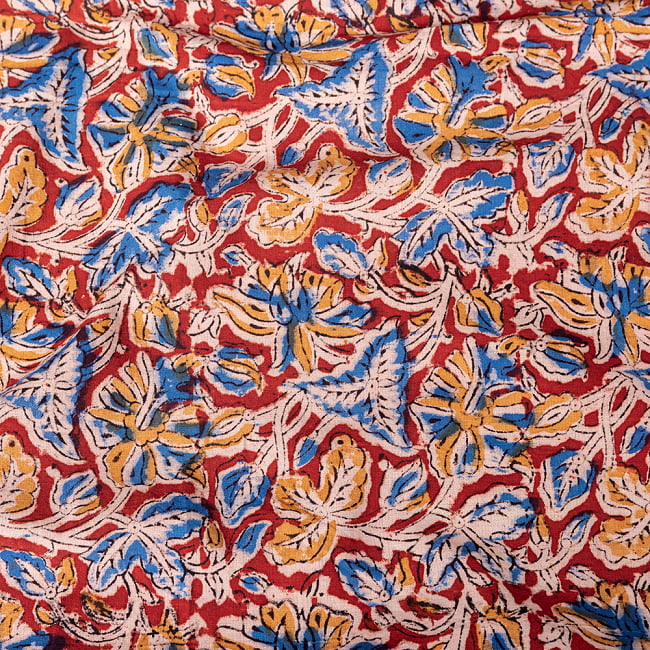 〔1m切り売り〕伝統息づく南インドから　昔ながらの木版染め更紗模様布 - 赤系〔横幅:約120cm〕の写真1枚目です。木版で丁寧にプリント。インドらしい味わいのある布地です。ウッドブロック,木版染め,ボタニカル,唐草模様,切り売り,量り売り布,アジア布 量り売り,手芸,生地