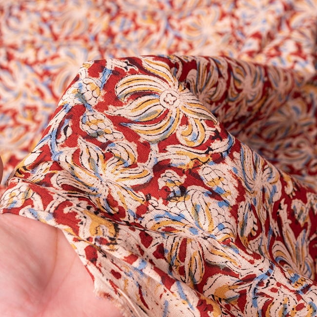 〔1m切り売り〕伝統息づく南インドから　昔ながらの木版染め更紗模様布 - 赤系〔横幅:約121cm〕 6 - 生地の拡大写真です